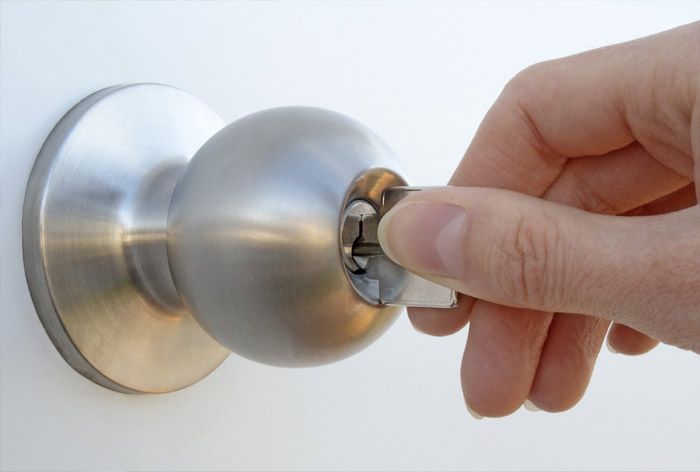 ReparaHogar persona introduciendo llave en cerradura