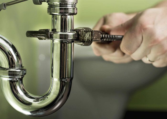 ReparaHogar fontanero reparando tubería