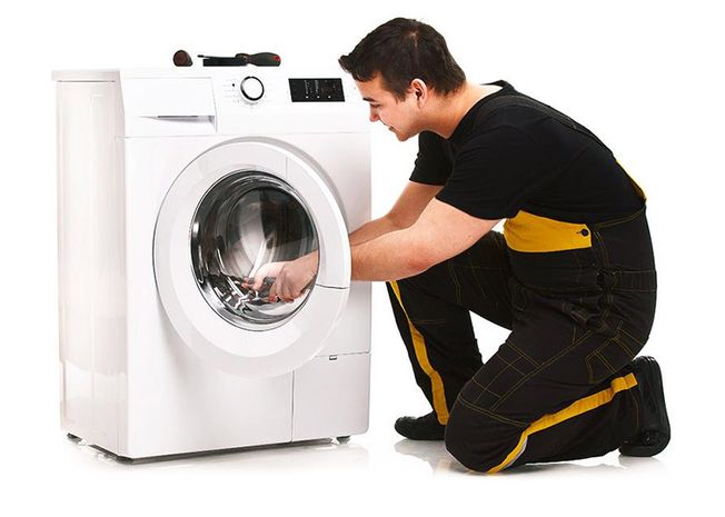 ReparaHogar persona reparando lavadora